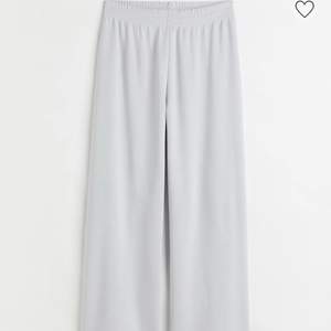 Säljer dessa trendiga byxor från H&M i färgen grå som har en normalhög midja med resår samt raka ben. Skulle säga att dessa passar någon som är mellan 159-163cm. Frakten ingår ej i priset. 
