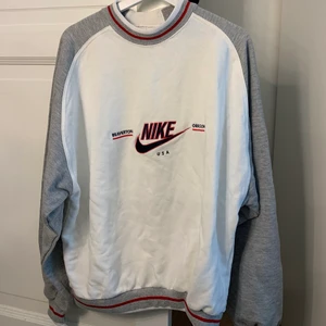 Nike sweatshirt - Skriv privat vid intresse eller frågor😊. Säljer många plagg just nu, kolla in profilen. Priserna är diskuterbara💕