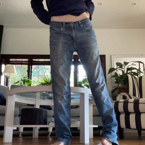 Säljer ett par Levis jeans som är lågmidjade💞 midjemåttet är 80 och passar någon som har 36/32