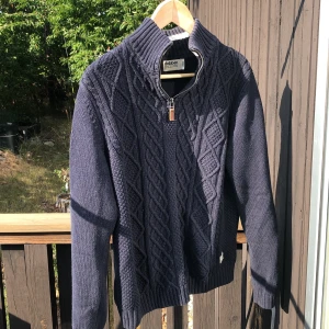 Dobber polotröja - En vintage polotröja med olika mönster över framsidan. Medium och sitter ganska bra. Köpare står för frakt och skriv om ni har fler frågor