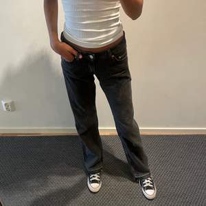 Säljer mina snygga Weekday Jeans i modellen Arrow 💖💖 Jag har sprättat upp kanten längst ner på jeansen🫶🏽  Kontakta mig för fler bilder 🥰🥰