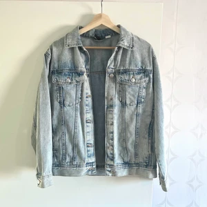 HM jeansjacka  - HM jeansjacka, storlek XS men är lite oversized, passar mer som S-M. Nästan nyskick! Köparen står för ev frakt 🤗