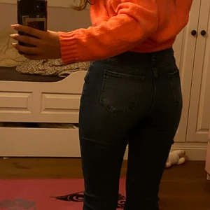 Mörkblåa byxor till salu, bra pris - Säljer ett par mörkblåa byxor som jag inte andvönder. Byxorna är helt ny skick, jätte fina och stretchiga. Älskar! 