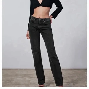 Zara midrise jeans  - Säljer dessa midrise Jenssen från zara i storlek 34!! Super snygg svart/mörkgrå tvätt. Köparen står för frakten💕