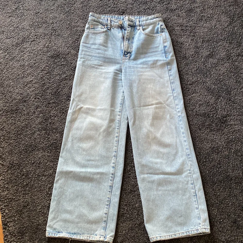 Modell: raka och vida jeans Färg: ljusblå Storlek: 34 Skick: bra   (((Kostade runt 600 kr t jag köpte dom!! ))). Jeans & Byxor.