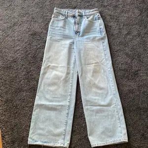 Modell: raka och vida jeans Färg: ljusblå Storlek: 34 Skick: bra   (((Kostade runt 600 kr t jag köpte dom!! )))