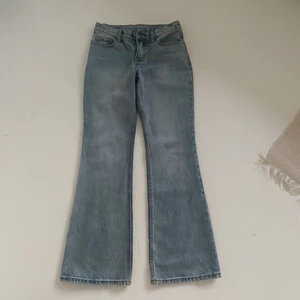 Lågmidjade jeans - Superfina lågmidjade jeans från brandy melville🤍 Dom är helt nya, aldrig använda. Köparen står för frakten 
