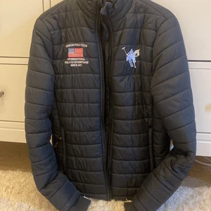 Äkta Polo jacka  - Äkta pola jacka säljer pågrund av att den är för stor, inget fel på jackan.