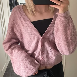 Bik bok  - Säljer min rosa cardigan från bik bok då den tyvärr inte längre kommer till användning. Bra skick då jag endast använt den ett fåtal gånger💗  (170kr+frakt)