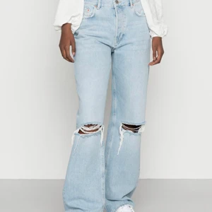 Ginatricot Jeans Boyfriend - Hej! Säljer dessa skit snygga Gina Tricot jeansen som jag fick hem precis. Inte ens provade prislappen och allt är på. Hinner inte göra retur på byxorna för flyttar väldigt snart så tänkte sälja de istället! Köpta för 599kr säljs för 500kr! Storlek 36/S