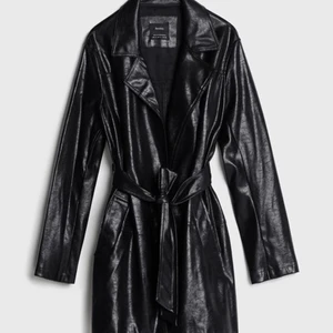 Skinnkappa - Superfin skinnkappa från Bershka, aldrig använd därav bilder av modellen. Sista bild tagen av mig. Nypris 600kr