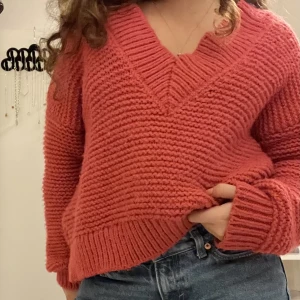 Oversized stickad tröja från BikBok - Snygg oversized tröja från Bik Bok. Den är väldigt bekväm och kan användas som offshoulder. Bara använd en gång. Säljer den för 220kr + frakt.