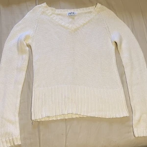 Vit stickad tröja - Vit stickad tröja från JSFN. Tajtare passform