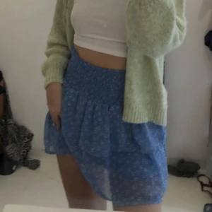 Volangkjol pieces - Volangkjol från pieces i strl xs! Jag är 171 cm lång & den sitter perfekt 💕passar även större storlekar då den är väldigt stretchig! Inga defekter ❤️