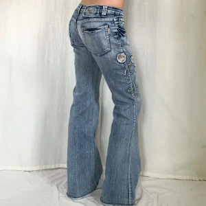 Lågmidjade jeans - Använd köp nu! Midja:74 Innerben:79 Jag är 169 med W28 som referens🫶 nedsprättade längst ner