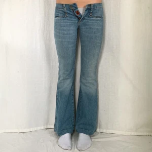 Lågmidjade jeans - Använd köp nu! Midja:69 Innerben:78 Jag är 169 med W28 som referens🫶(Nedsprättade i benslutningen)