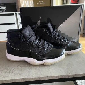 Jordan 11 Retro Jubilee - Jordan 11 jubilee Köpt sommarn 2022 Nypris: 2900 på sneakershyllan i gbg Cond: 7/10 Finns lite repor och liknande på skorna Skriv om du vill ha fler bilder  Byten kan vara intressant 