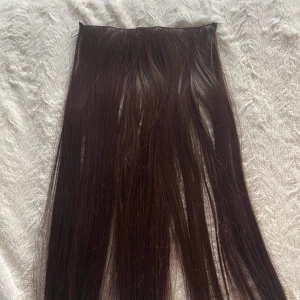 Löshår  - Löshår oäkta hår clips 50 cm ca rakt hår lätt borstat. 