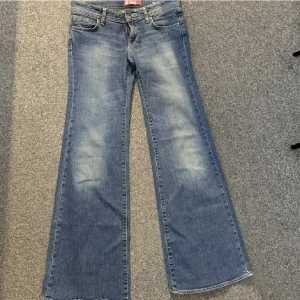 lågmidjade bootcut - Säljer dessa as snygga lågmidjade bootcut jansen då dom inte riktigt passade mig. Köpta på plick men superfint skick. Första bilden är från henne ja köpte av.  Pris kan diskuteras❤️