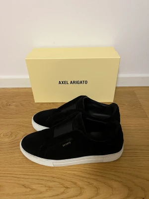 Arigato skor - Säljer mina arigato skor som köptes  i juni. Låda, kvitto och ett skorengörings-set köpt från Axel Arigato ingår. Dm:a för fler eller mer detaljerade bilder. (Köparen betalar för frakten men jag kan även mötas upp i Göteborg)
