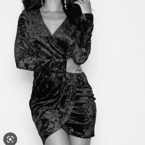 Festklänning i sammet - Sammetsklänning aldrig använd ✨