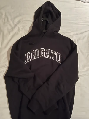Axel Arigato Hoodie Strlk M - Säljer en Axel Arigato Hoodie  Sparsamt använd i Storlek M   Inköpt för 1700kr