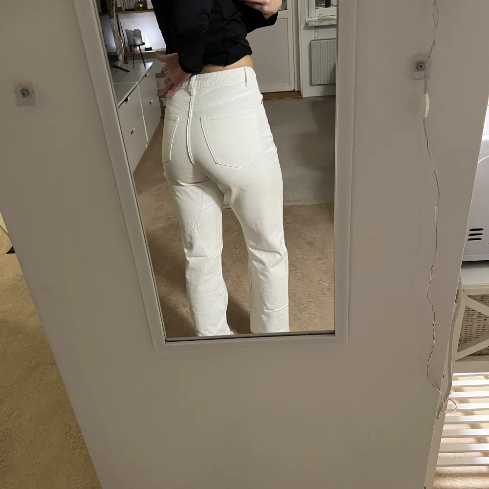 Jag säljer ett par vita weekday jeans i modellen ROW! De är i storlek 26/30 och är i fint skick!  Hör av er om ni har frågor och vad ni kan tänka er för pris, från 149 kr.  (Köparen står för frakt själv). Jeans & Byxor.