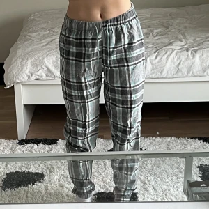Pyjamasbyxor  - Pyjamasbyxor från cubus, passar på mig som är 155cm, köparen står för frakten 