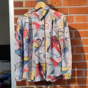 Blus skjorta med 90-tals mönster - Väldigt bra kvalitet, alla knappar sitter kvar och inga defekter. Flowy och mjukt men stabilt tyg, troligen polyester. Inga lappar men gissar att den är storlek M 