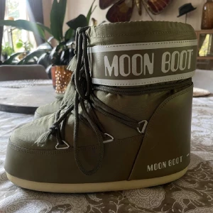 MOONBOOTS - Säljer nu mina moonboots då jag införskaffat mig ett par nya! använda ca 5 ggr och finns inga tecken på användning eller slitage😊tveka inte att höra av dej vid fler frågor😊🤝🏽 skorna är i strlk 39/40 skulle säga att de passar lite större också så de är bred