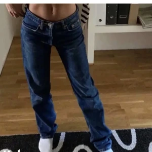 Mid rise jeans zara  - Mid rise jeans från zara, gamla modellen. Fint skick❤️