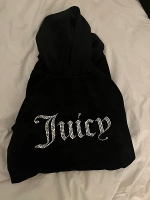 Juicy couture set - Säljer mitt superfina juicy set då det inte längre kommer till användning. Byxorna har ”muddar” och är inte ”utsvängda” där nere.  Halv bra bilder men kan skicka bättre vid intresse. Byxorna är M och tröjan L (ganska små i storleken)