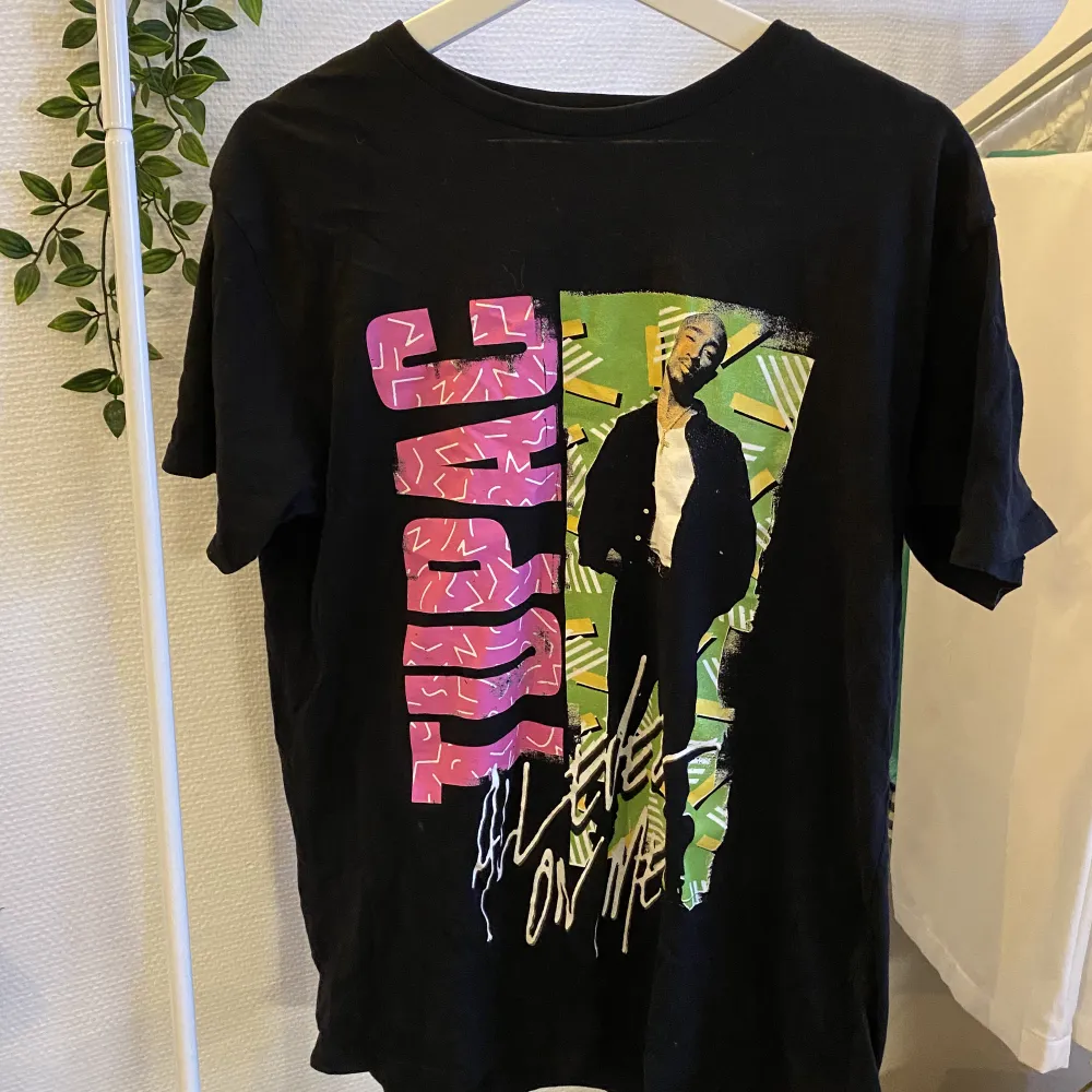 Skitcool tröja med tryck på Tupac, köpt från Boohoo:). T-shirts.
