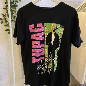 Tupac T-shirt  - Skitcool tröja med tryck på Tupac, köpt från Boohoo:)
