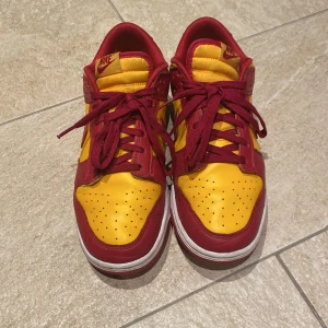 Nike dunk low  - Jag har ett par Nike dunk low midas Gold jag inte använder längre skick 7/10 