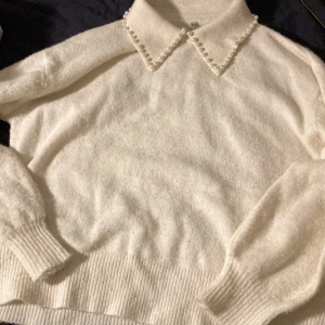 Tröja  - Har använt den många gånger! Den är i vit/beige färg och jätte fina pärlor omkring halsen! 🥰