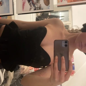 Bandeau topp med volang  - Söt topp utan band som är gjort för att ha utan bh men går självklart med också 😊❤️🙌 Aldrig använd 