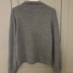 Grå tröja - Jag säljer en grå supermysig tröja ifrån GinaTricot i storlek S😊 Tröjan är 10/10 i skick och är jätteskön💓