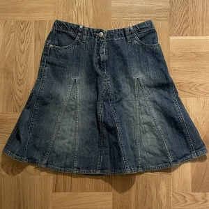 jeanskjol midi - jättesnygg jeankjol som tyvärr har blivit för liten för mig, den sitter så bra på!! Går ner till knäna för mig. priset är plus frakt men kan även mötas upp i centrala stockholm typ tc👍