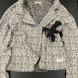 Odd Molly kofta - Säljer denna superfina Odd Molly koftan!!  Den är i jättebra skick och knappt använd. Den är i storlek 2 och det är ca S/M😍🫶🏼💕