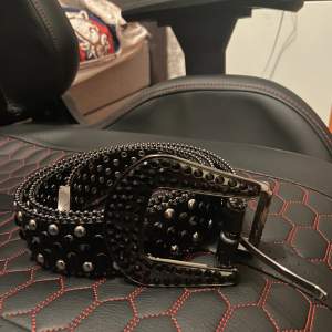 Rhinestone belt nästan ny 