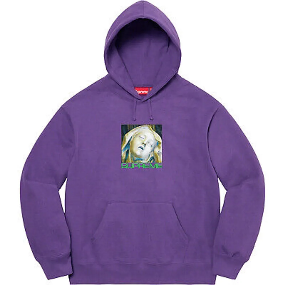 Säljer en oanvänd Supreme tröja. Köpt på Supremes sida, aldrig använd går ej att köpa från supreme längre. Såldes av supreme 2021. PM för bilder på tröjan. Hoodies.