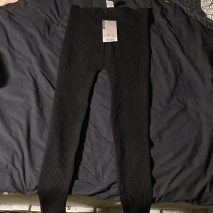 Sport byxor - Helt nya! Dom är ganska korta! Det borde passa nån som är 150 osv. 🥰