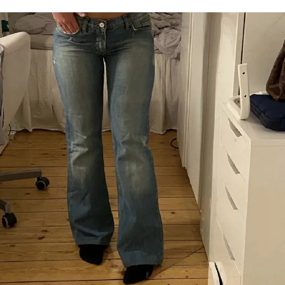 Säljer dessa asfeta lågmidjade jeans från Versace Jeans🤩 Inköpta på Plick och bilderna är lånade från förra ägaren, men det är bara att skriva för fler bilder!! Dom passar mig som är ca 165 cm lång. Midjemåttet är ca 85, men det går att dra åt i midjan🤍. Jeans & Byxor.