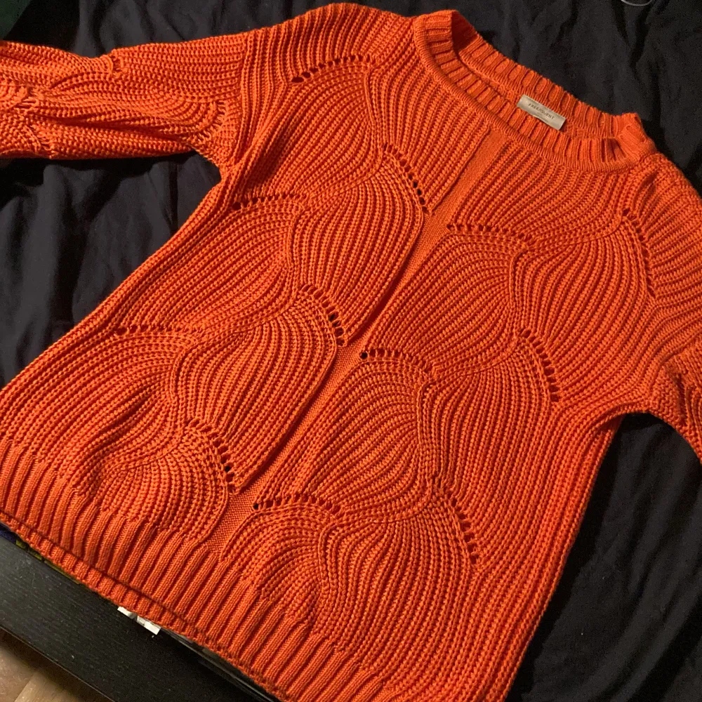 Jätte bra skick, vill bara bli av med kläder! Har så mycket, jättefint stickad tröja i orange färg . Stickat.