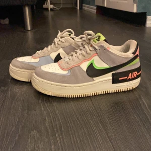 Nike air force  - Säljer dessa snygga nike air force som jag köpte från zalando för 1249 kr, inte min stil plus att de va lite för stora. Men väldigt mjuka att gå i och de är nyttvättade och rena⭐️ pris kan diskuteras💕