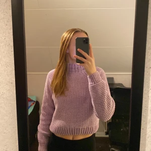 Tröja - En jättefin kort lila gosig tröja som använts max 3 gånger.