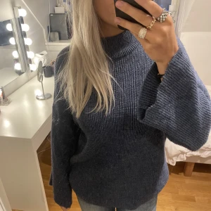 Stickad tröja NA-KD - Mörkblå stickad tröja ifrån NAKD i mycket bra skick. Tröjan är i storlek XXS men motsvarar mer XS/S