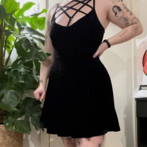 Killstar klänning L - Storlek L, använd fåtal gånger Passar superfint, faller bra och formflattering, relativt tjockt material 