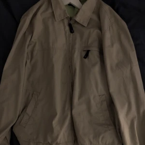 Jacka - Oversized beige jacka i storlek 52, passar alla mellan S-XL beroende på önskad passform! I mycket bra skick utan några fläckar/hål, köparen står för fraktkostnaden!🥰